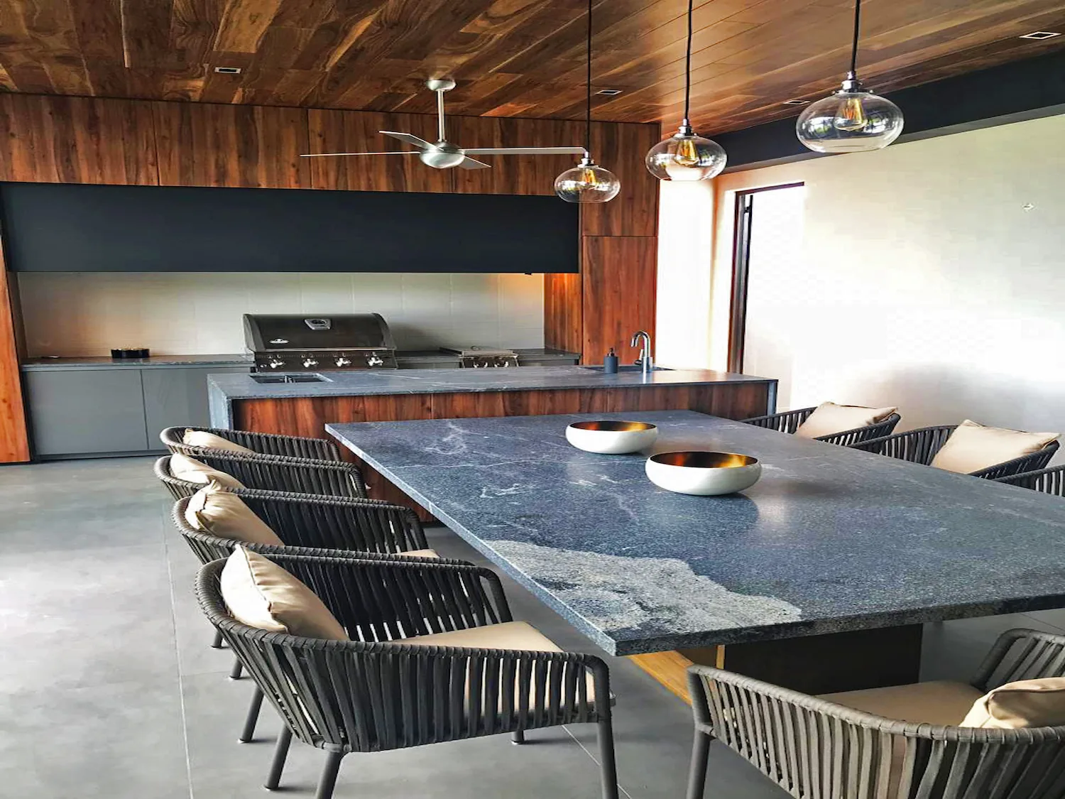 Estancia con asador decorado