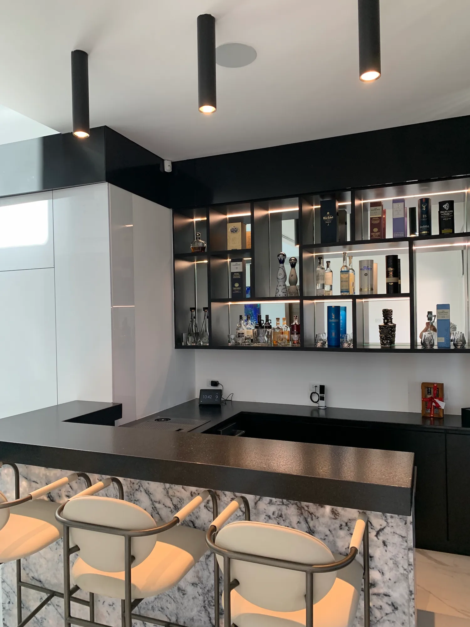 Estancia con barra y licorera