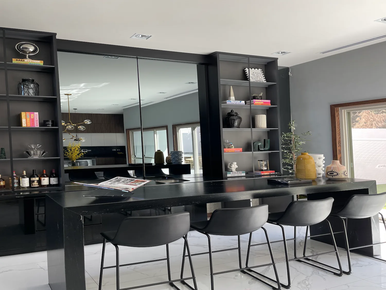 Estancia con barra pequeña