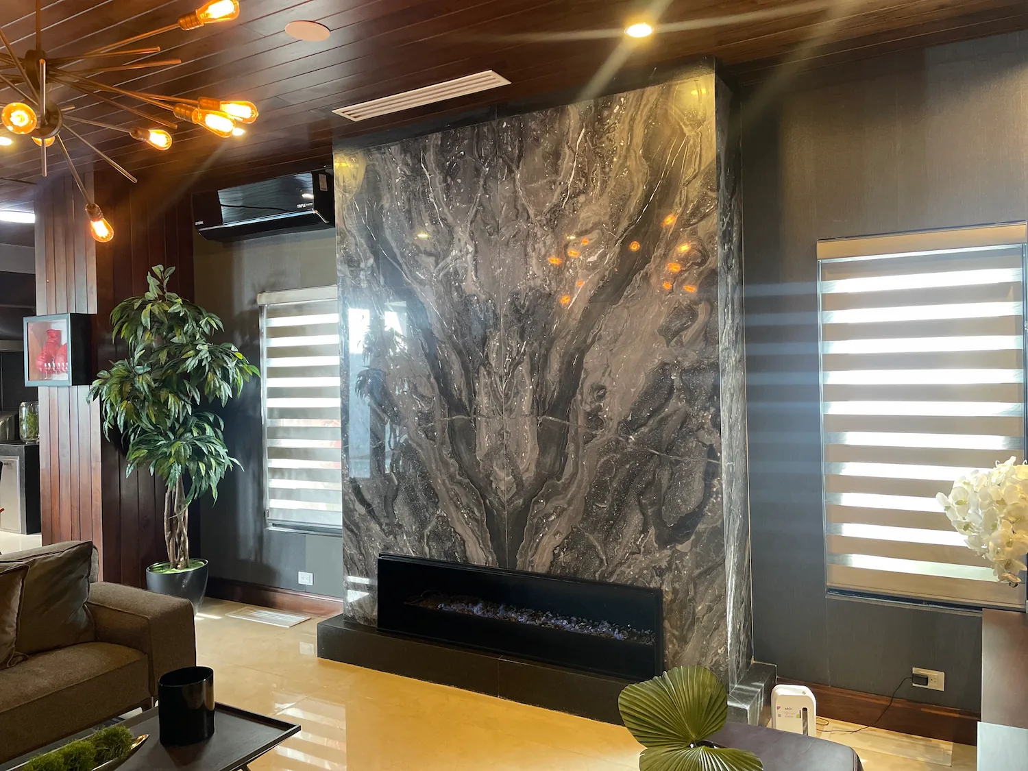 Chimenea decorada en color oscuro