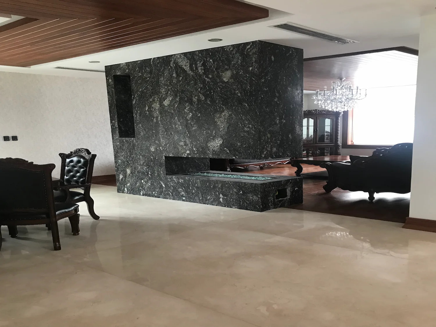 Chimenea entre comedor y estancia centrada