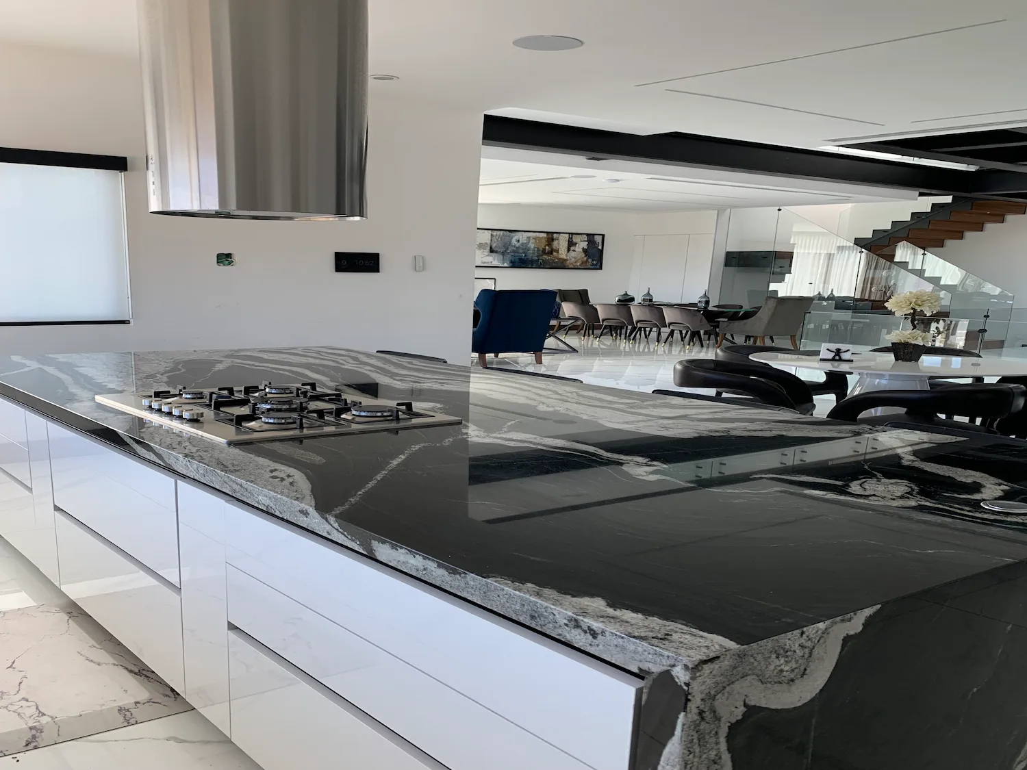 Cocina decorada con extractor