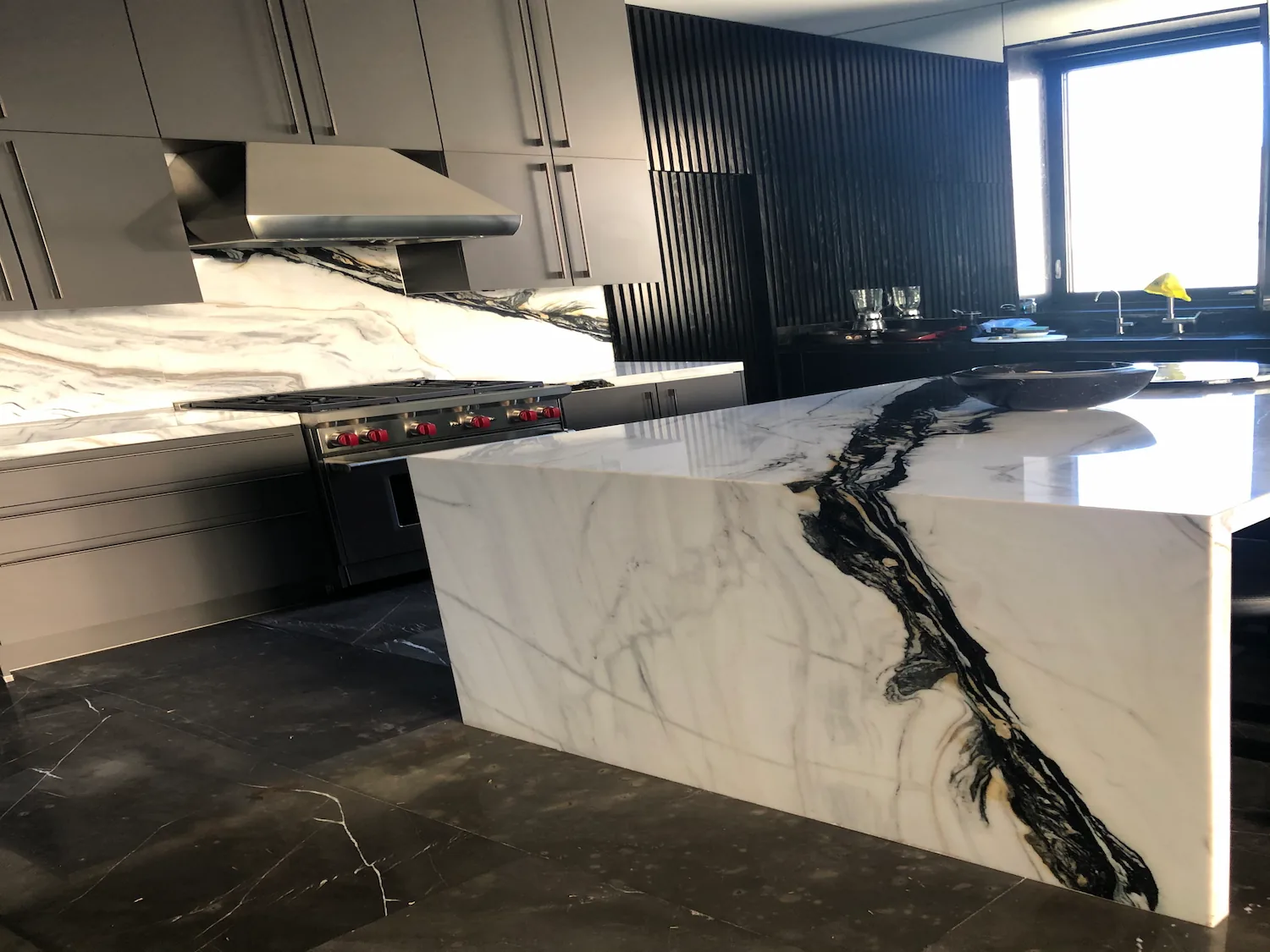 Cocina decorada con extractor tipo campana