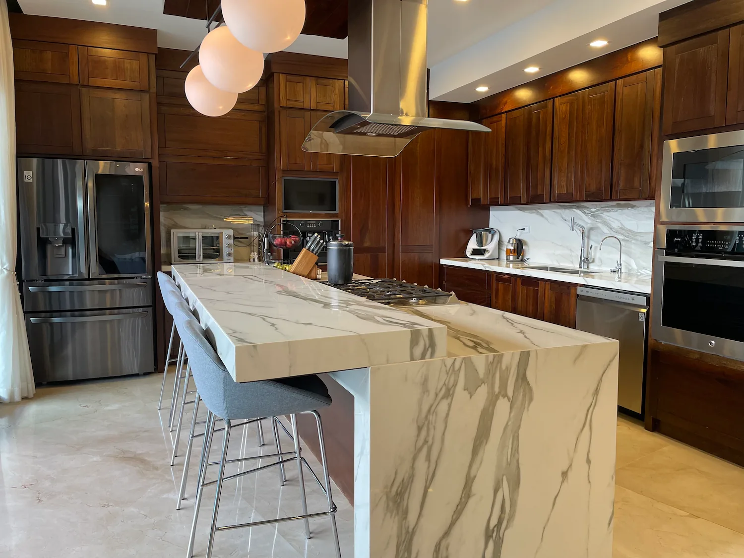 Cocina decorada con estufa en barra centrada