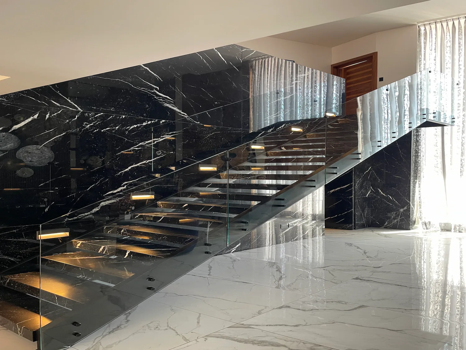 Escalera flotante decorada