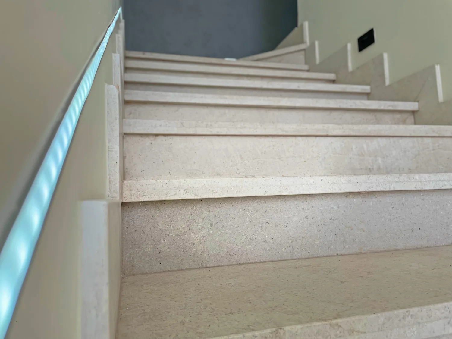 Escalera en L decoradaen