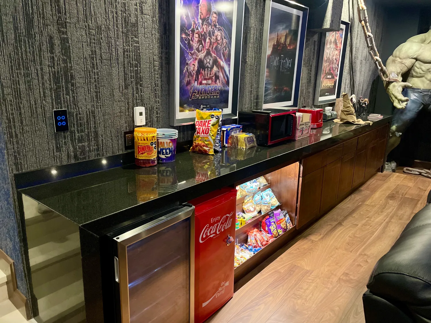 Room tipo cine con barra botanera